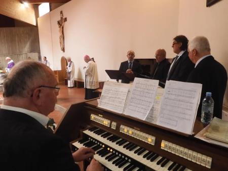 Pevci kvarteta Sonček z organistom Tonetom Potočnikom_1